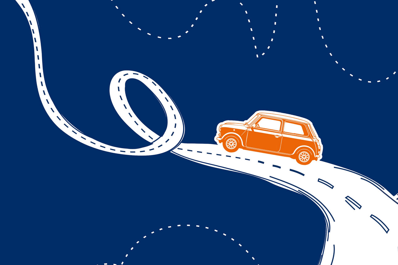 Zu sehen ist ein orangenes Auto, welches eine weiße Straße hochfährt