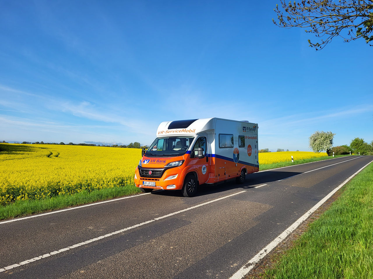 Bild vom VR-ServiceMobil auf einer Landstrasse