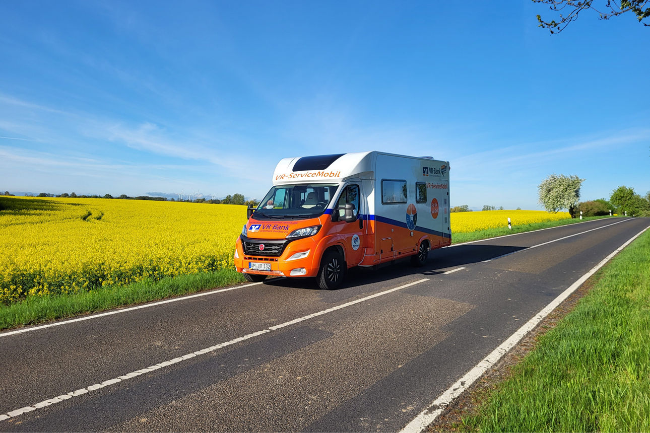 Bild vom VR-ServiceMobil auf einer Landstrasse