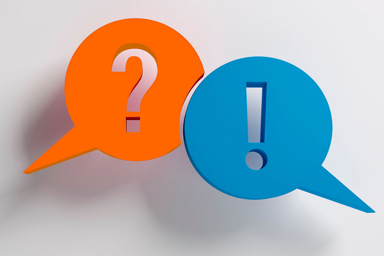 Grafik mit zwei Sprechblasen: orange mit Fragezeichen und blau mit Ausrufezeichen – Symbol für FAQ.