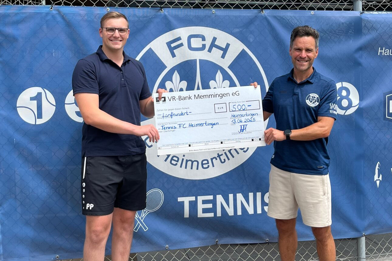 Bankmitarbeiter Patrick Pfohmann steht neben Klaus Schöllhorn, FC Heimertingen