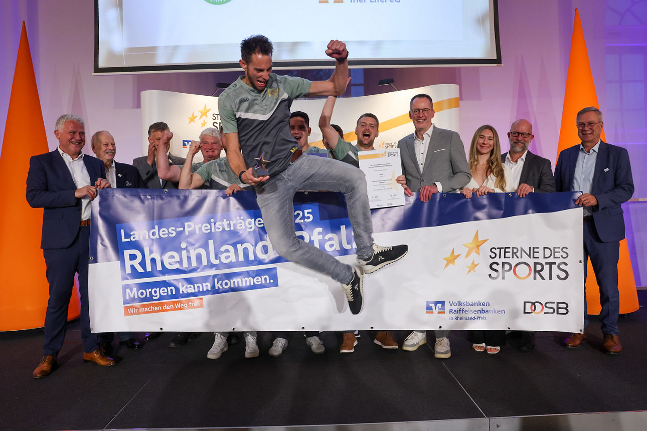 Der FC Kirchweiler freut sich bei der Preisverleihung der Sterne des Sports auf Landesebene über die Auszeichnung