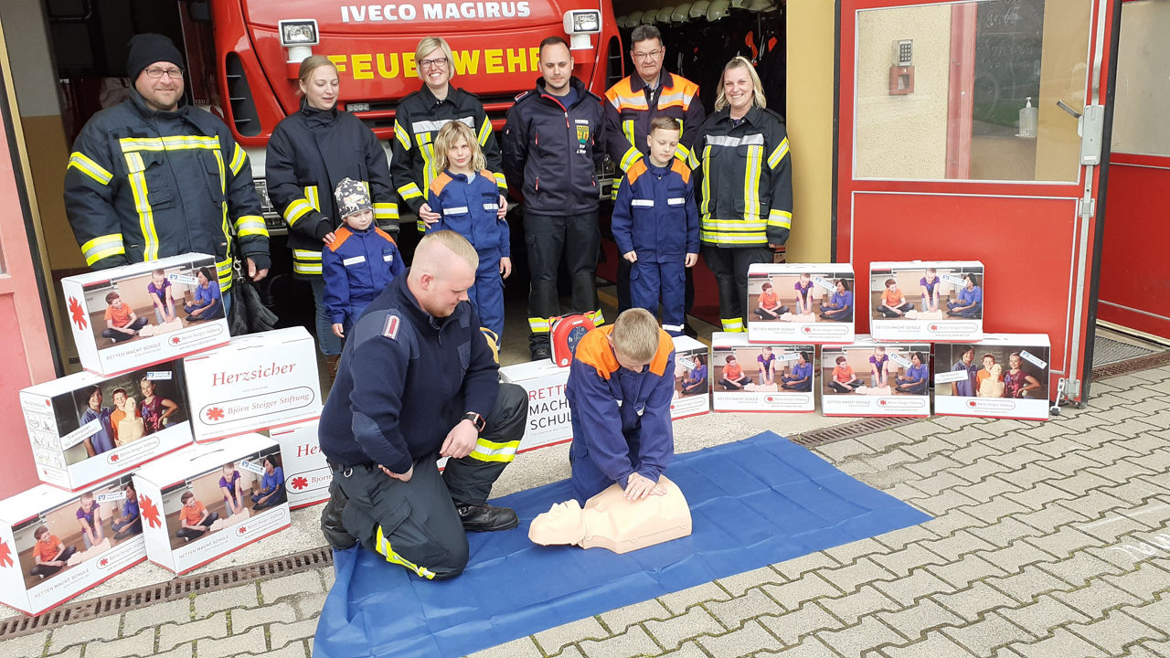 Feuerwehrleute zeigen Wiederbelebung an einem Reanimationsdummy
