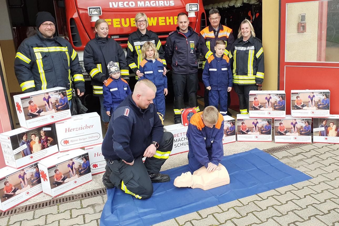 Feuerwehrleute zeigen Wiederbelebung an einem Reanimationsdummy