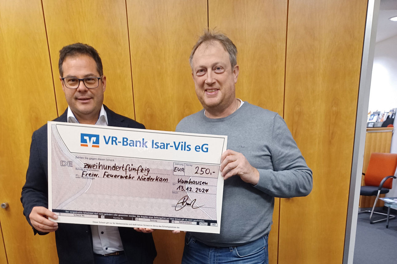 Spendenübergabe an die FFW Niederkam