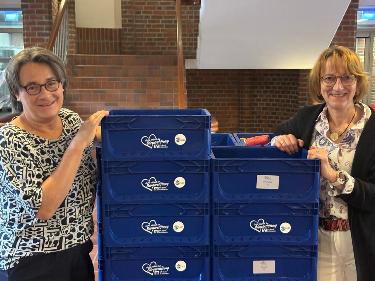 Frau Radtke und Frau Fischer bringen die Transportboxen
