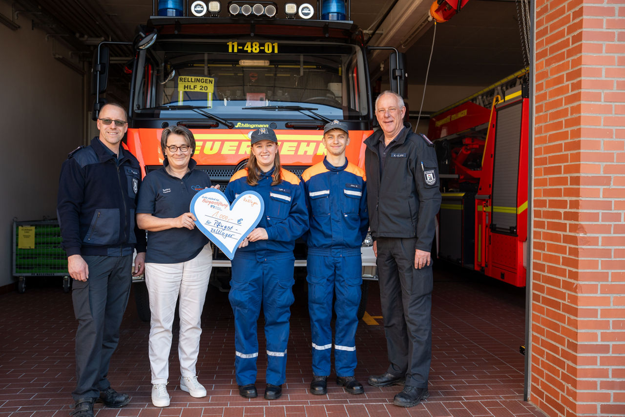5 Erwachsene beim Scheckübergabetermin der Freiwilligen Feuerwehr Rellingen