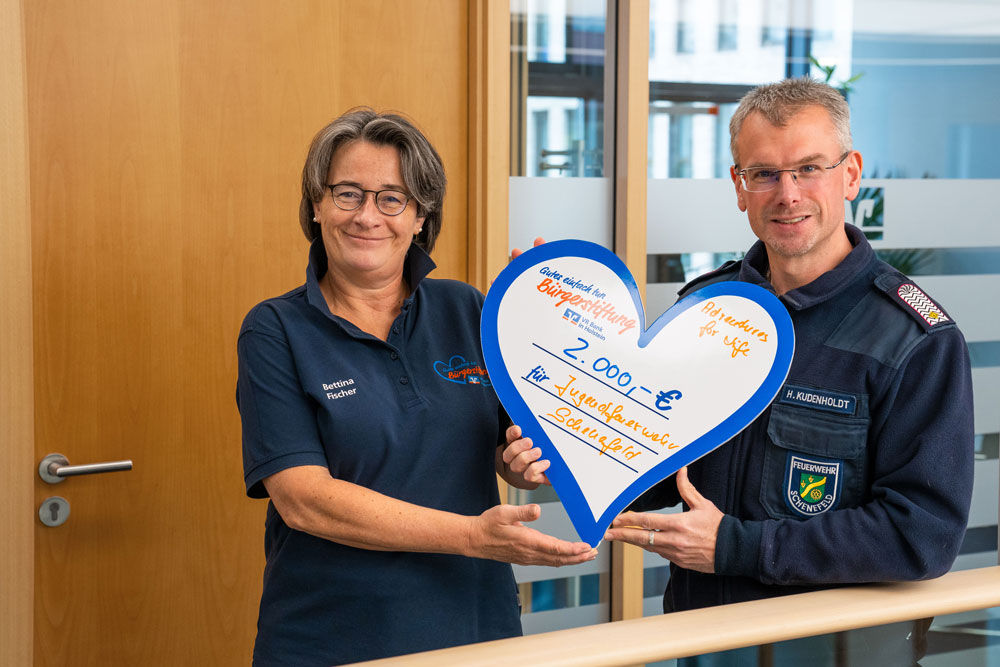 Spendenherz-Übergabe von Bettina Fischer an Helge Kudenholdt von der FF Schenefeld