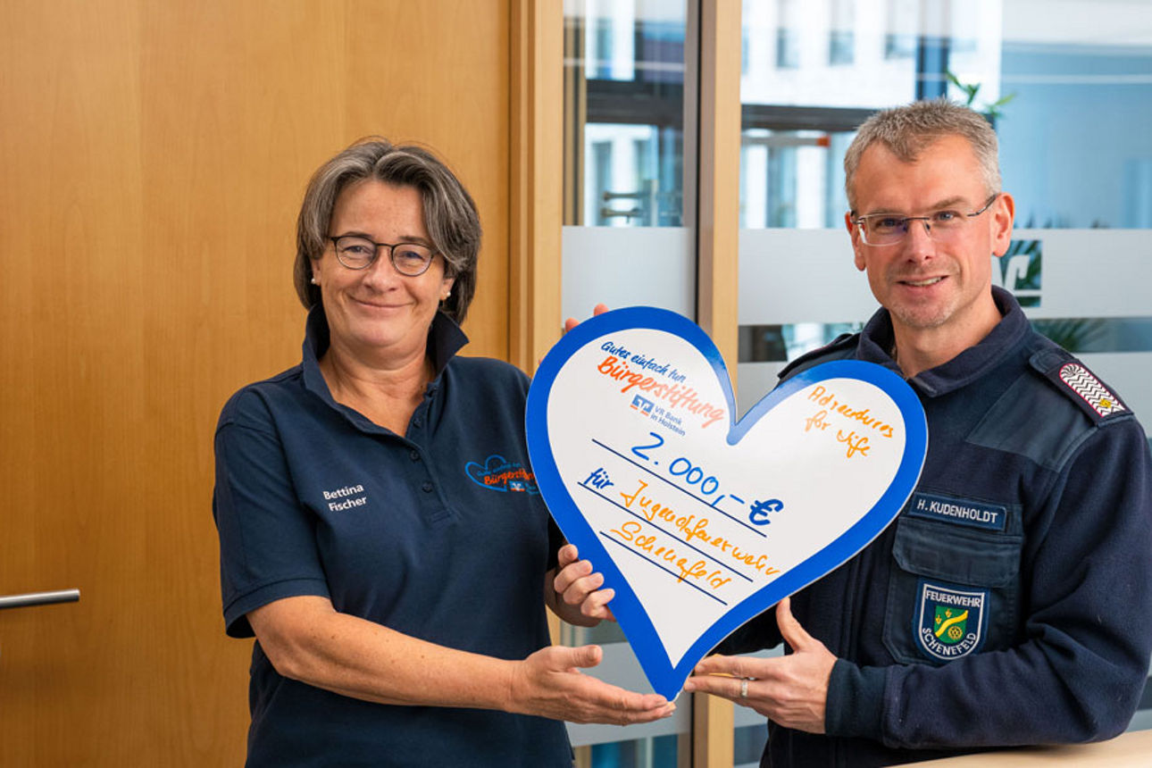 Spendenherz-Übergabe von Bettina Fischer an Helge Kudenholdt von der FF Schenefeld