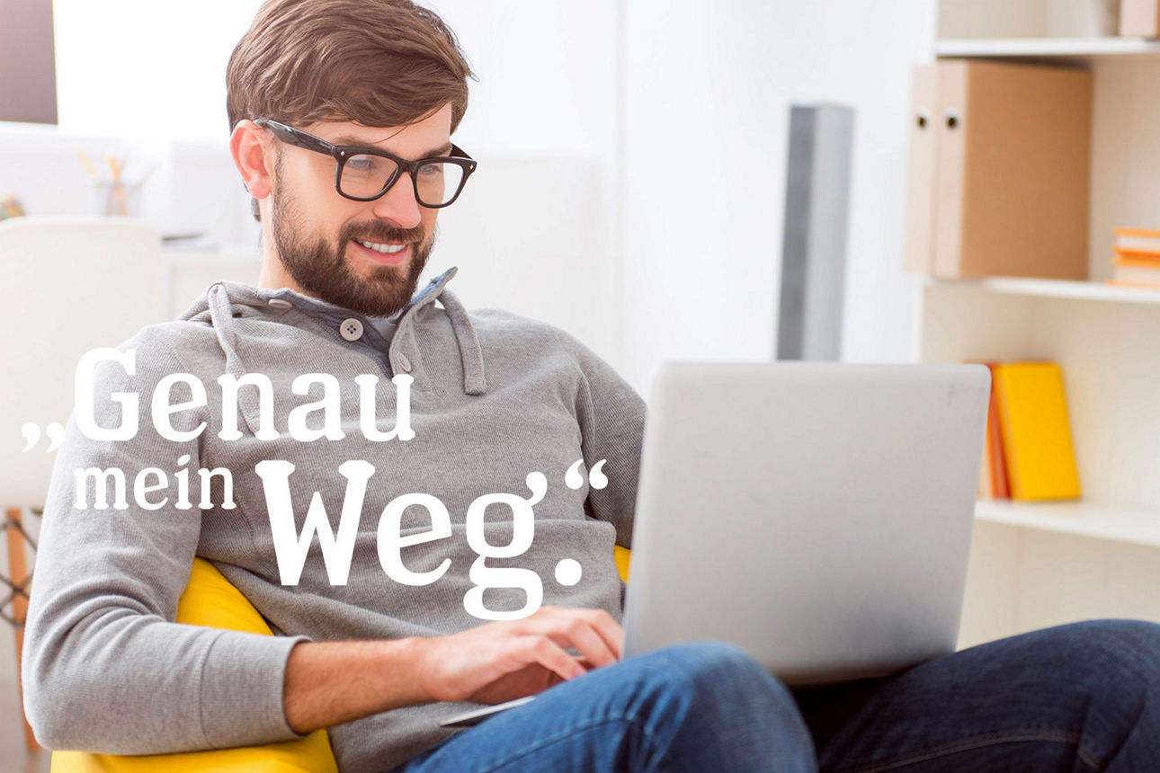 Mann mit einem Laptop auf dem Schoß