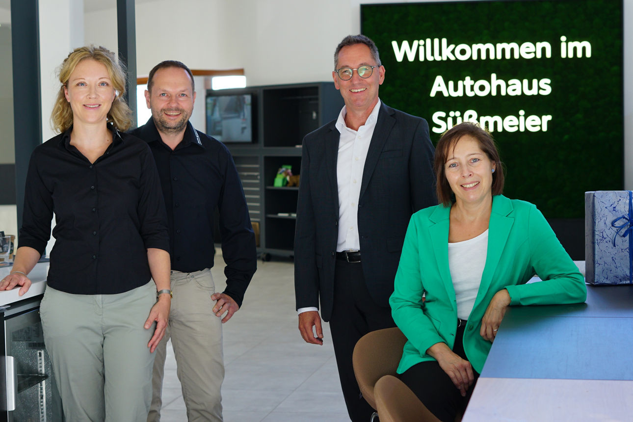 v.l.: Fam. Süßmeier, Harald Löhner und Heike Hartmann