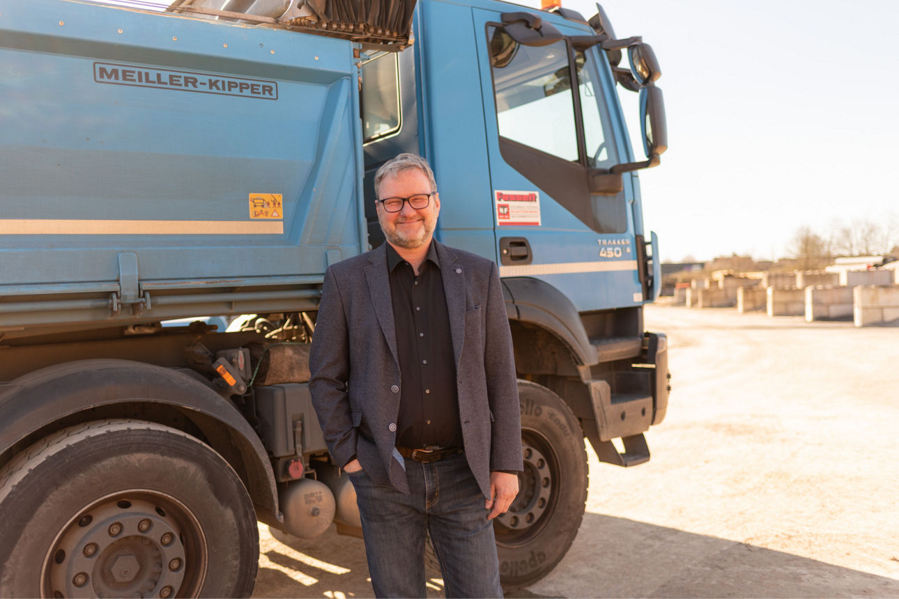 Henrik Fasselt steht vor einen LKW von seiner Firma