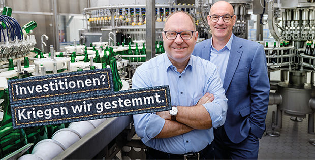 Berater und Kunde vor Flaschenanlage
