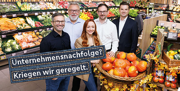 Berater und Kunden in der Gemüseabteilung
