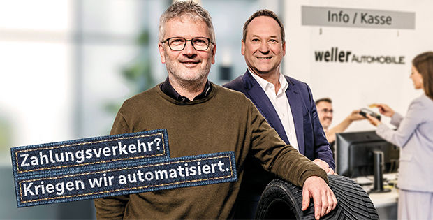 Berater und Kunde im Autohaus
