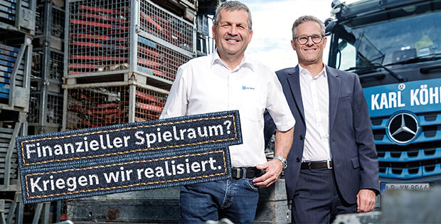 Berater und Kunde vor LKW