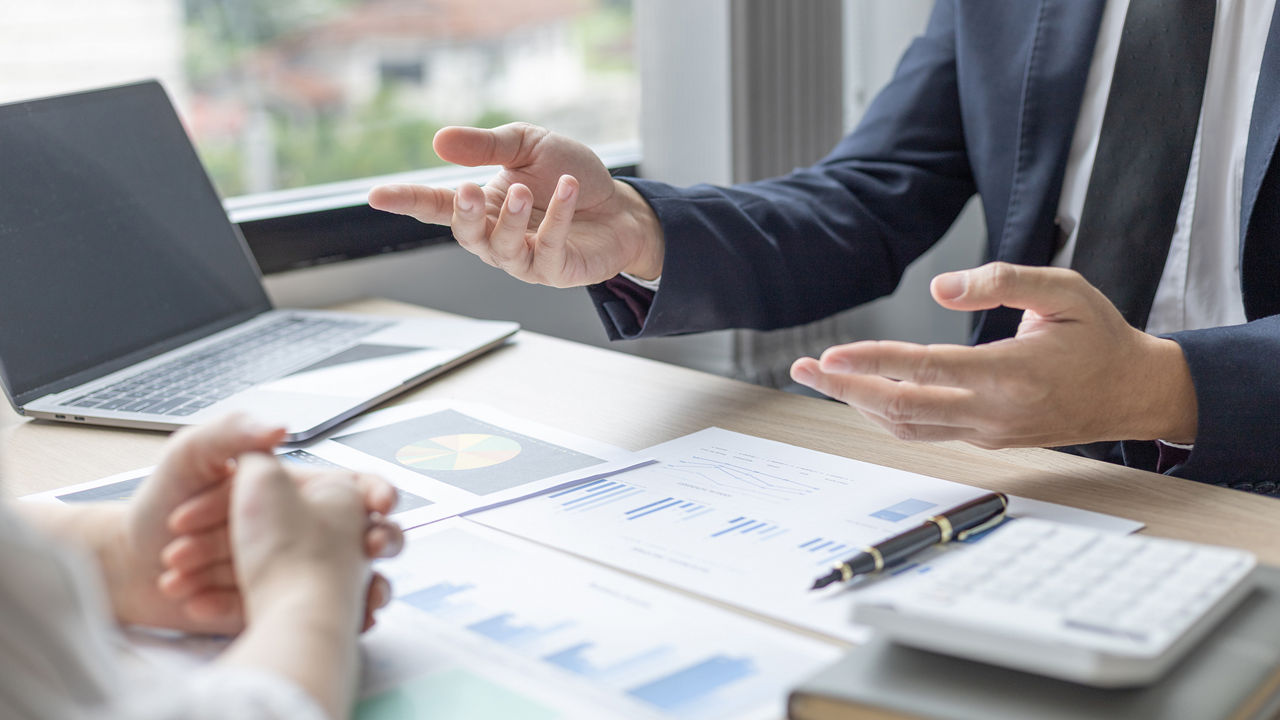 Personen diskutieren und analysieren Diagramme, um Strategien zur Erfüllung von Kundenbedürfnissen oder Unternehmensberatung 