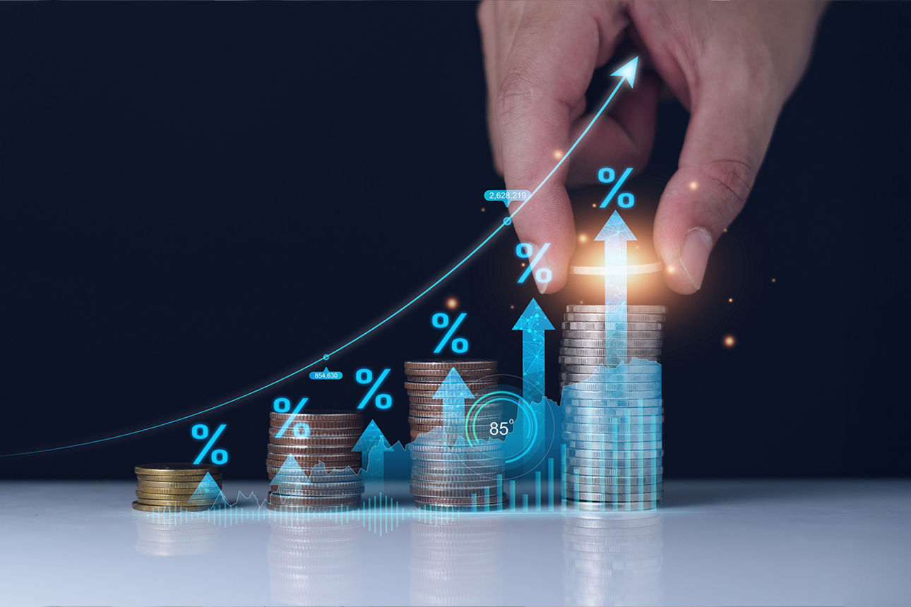 Wachsender Geldstapel, der von einer Hand noch weiter aufgefüllt wird.