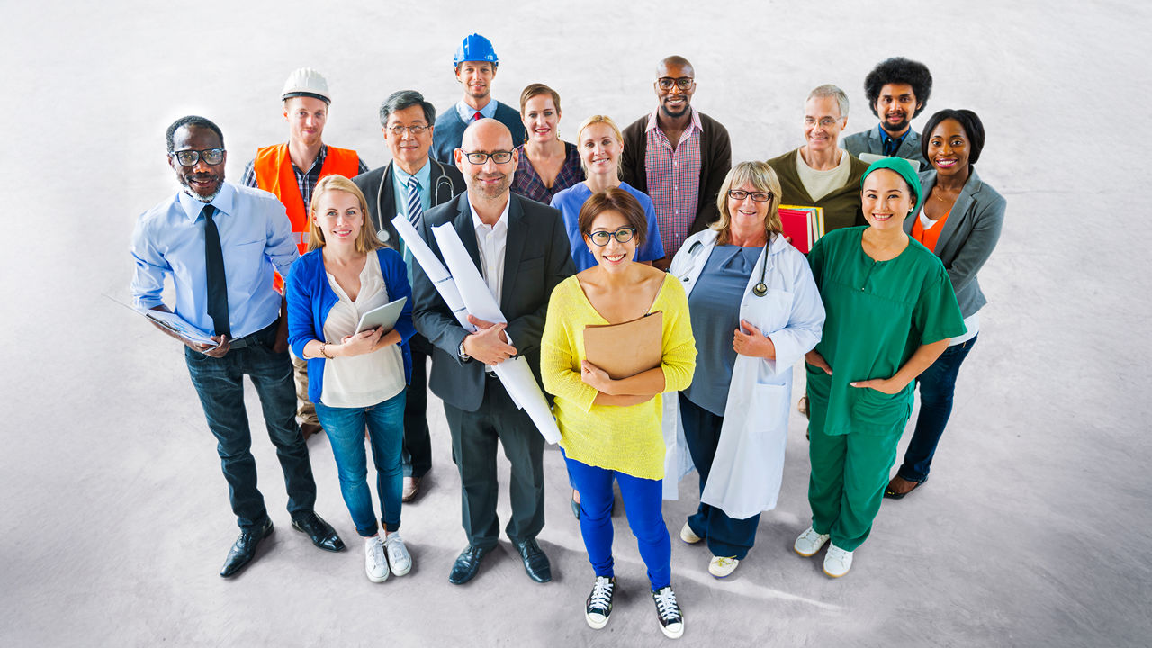 Gruppenbild von Personen mit zahlreichen Freiberufen.