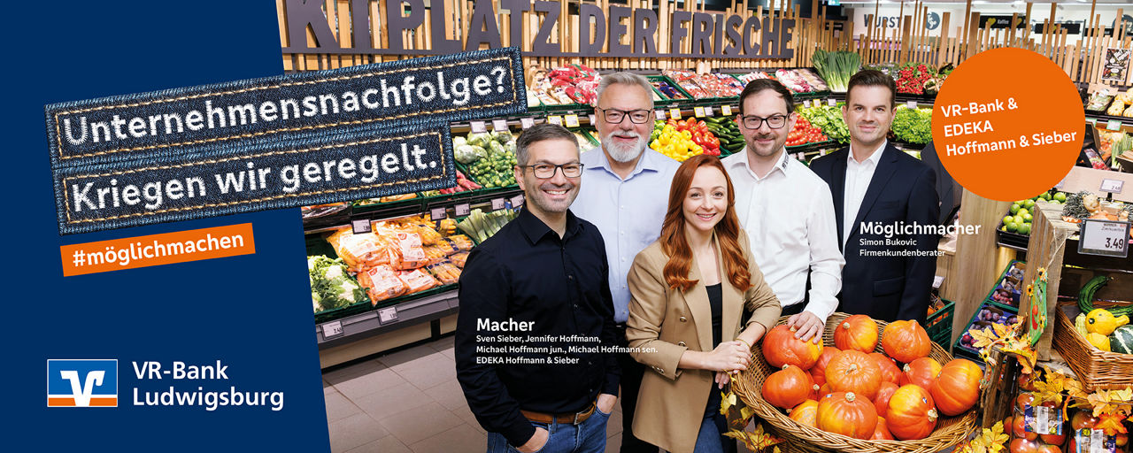 Geschäftsführer mit Mitarbeitern und Bankberater in einer Filiale