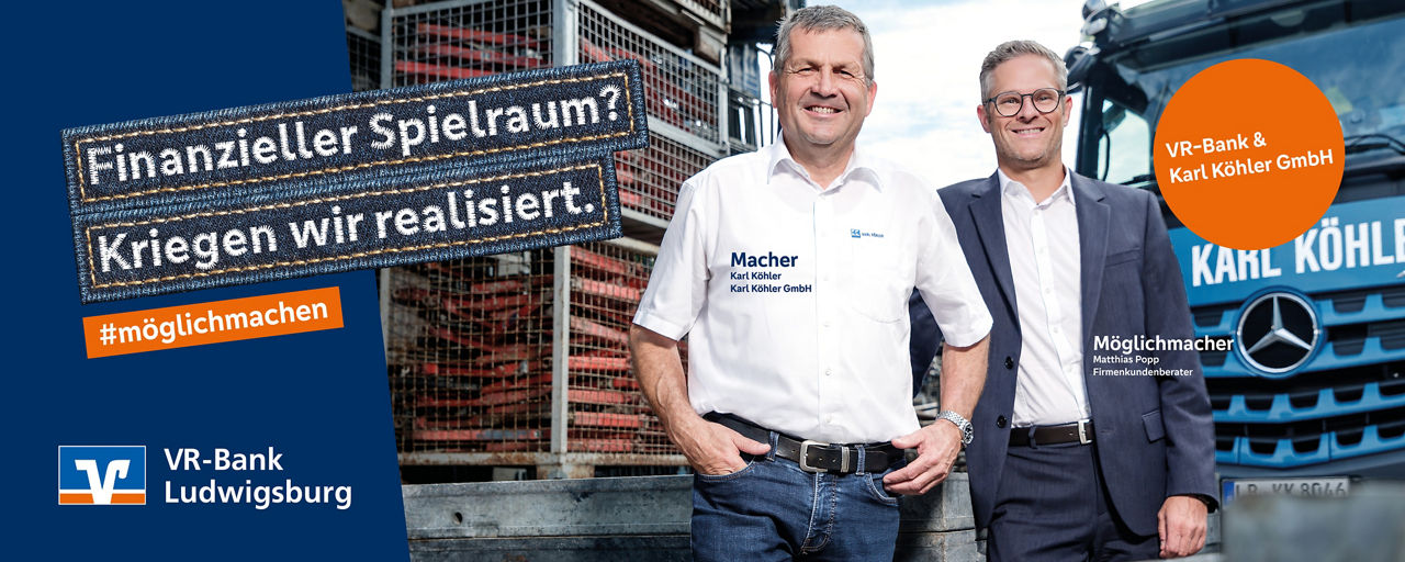 Berater und Kunde vor einem LKW