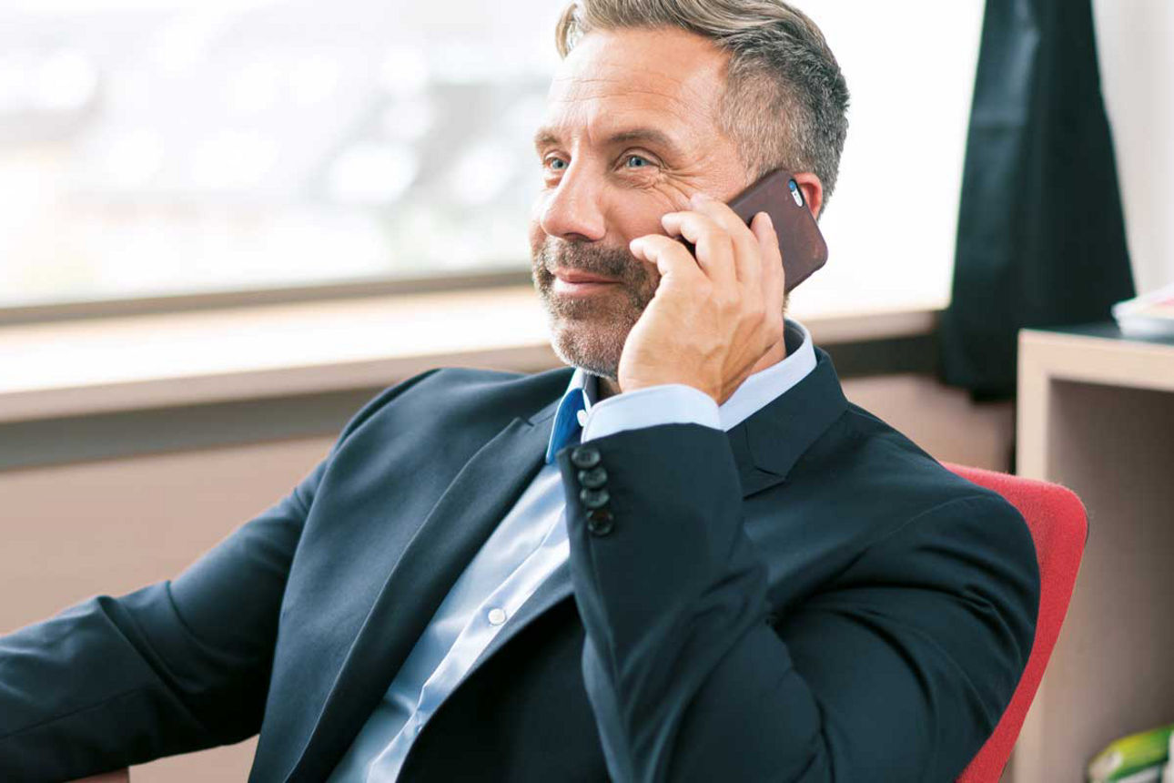 Wir sind für Sie da - Mann telefoniert