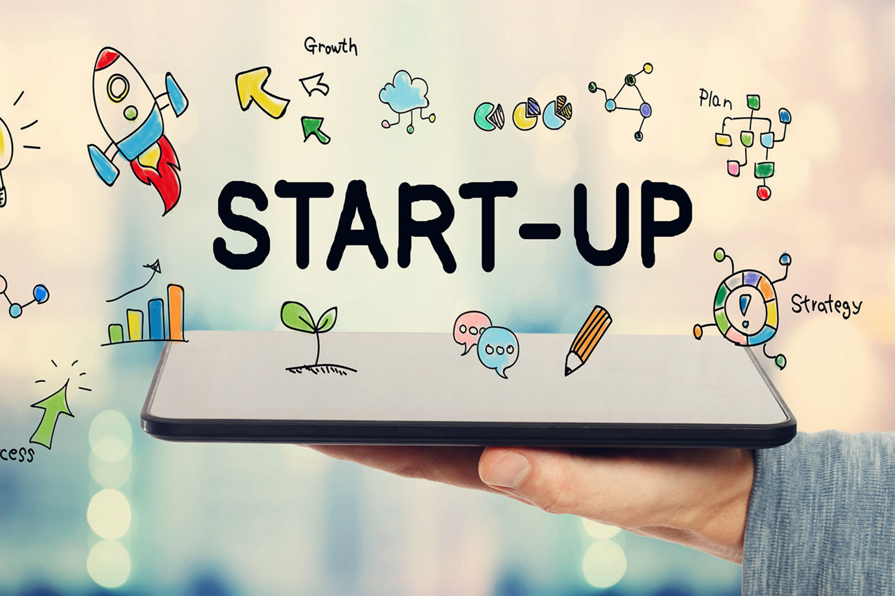 Start-Up-Konzept mit Mann, der ein Tablet hält