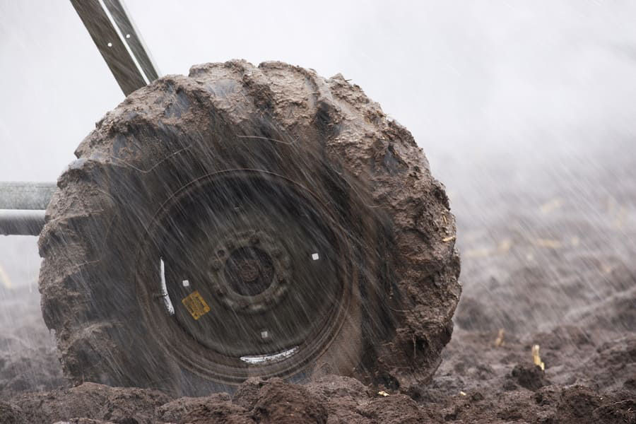 Ein landwirtschaftliches Gerät steckt im Schlamm fest