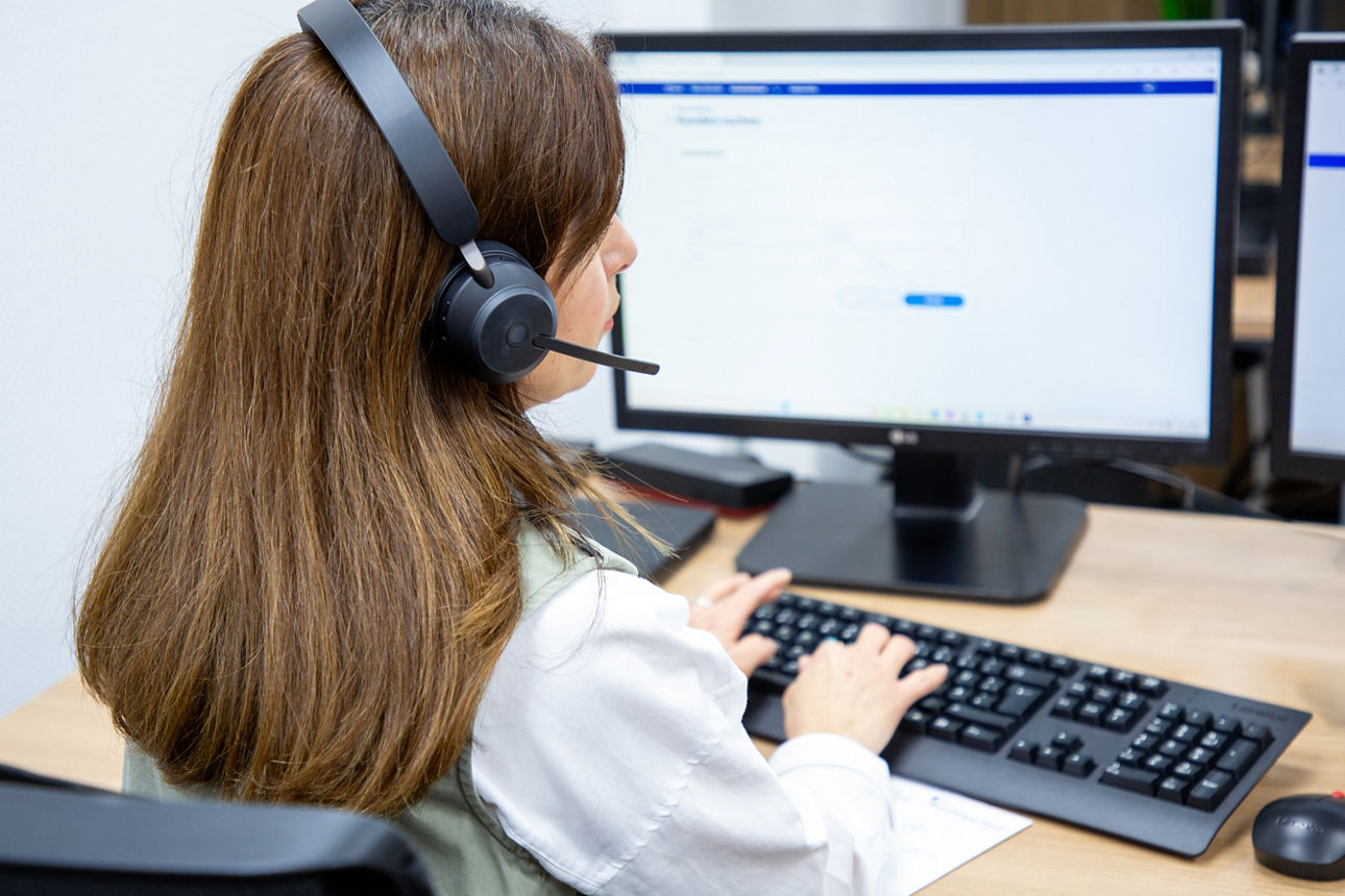 Frau an einen Computer mit Headest