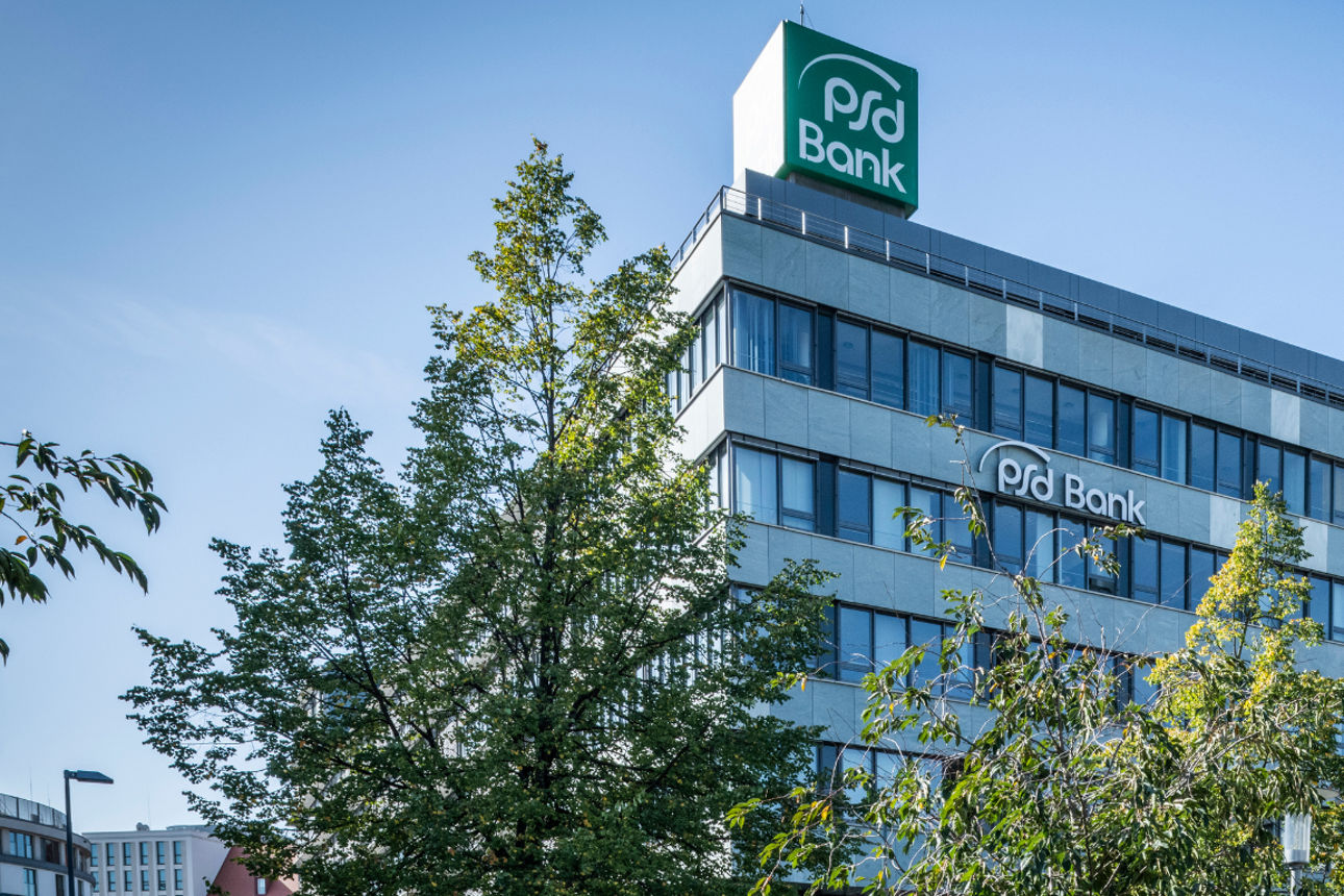 Im Hintergrund befindet sich die Hauptfiliale der PSD Bank Nürnberg eG. 