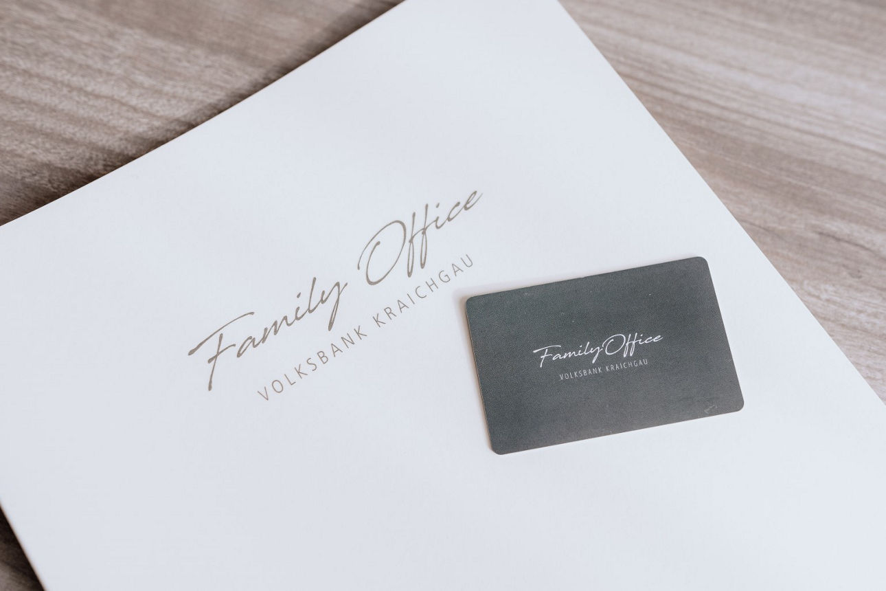 Family Office Mappe und Visitenkarte auf einem Tisch