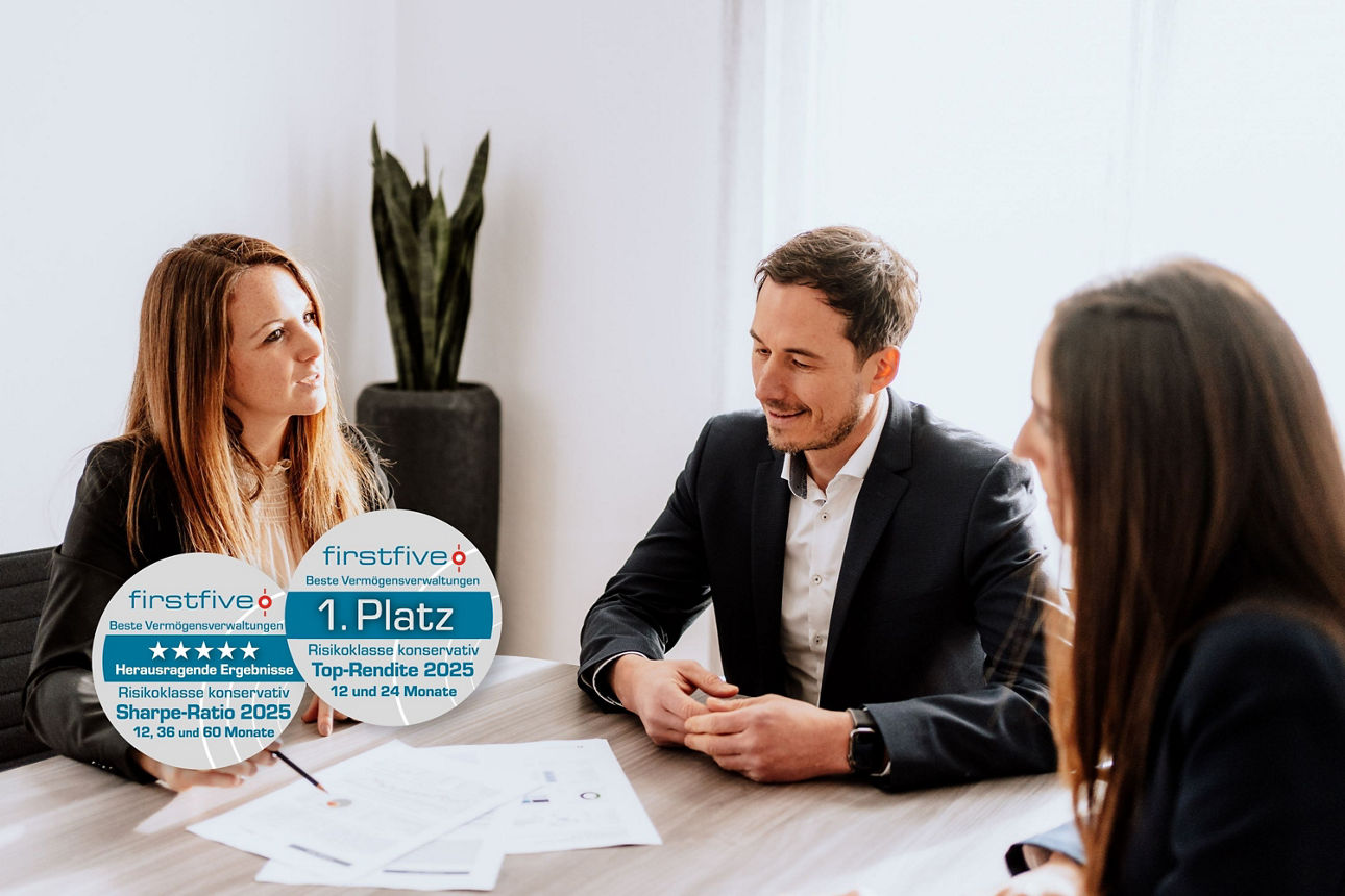 Drei Personen, die sich anschauen, sitzen an einem Tisch mit Unterlagen. Firstfive Siegel "Beste Vermögensverwaltung 2024"