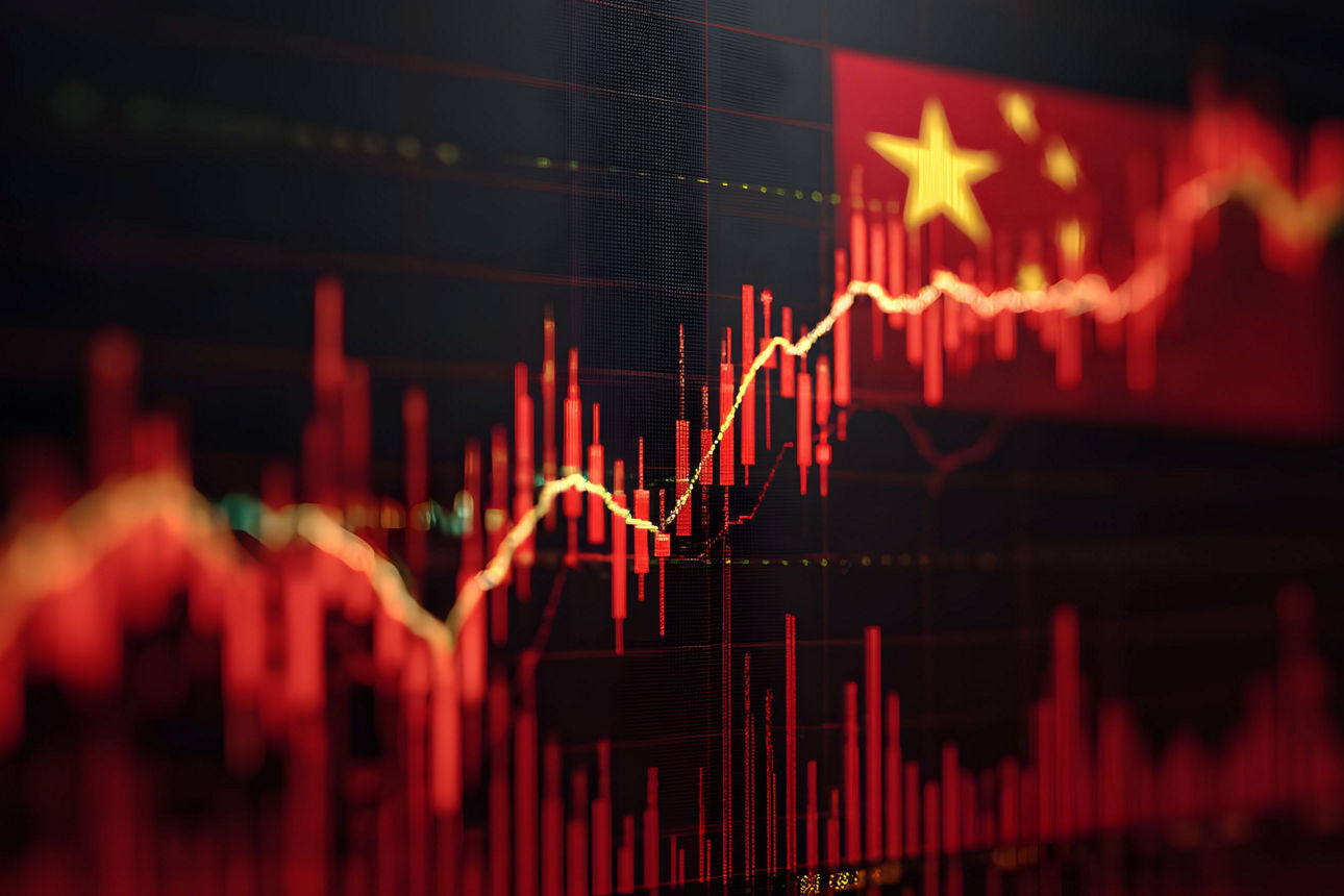 Globale Wirtschaftstrends und Finanzmarktanalysen dargestellt durch ein rotes Aktienchart mit überlagerter chinesischer Flagge und abstraktem Stadtbildhintergrund