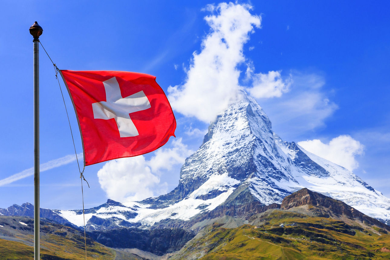 Blick aufs Matterhorn mit Schweizer Flagge