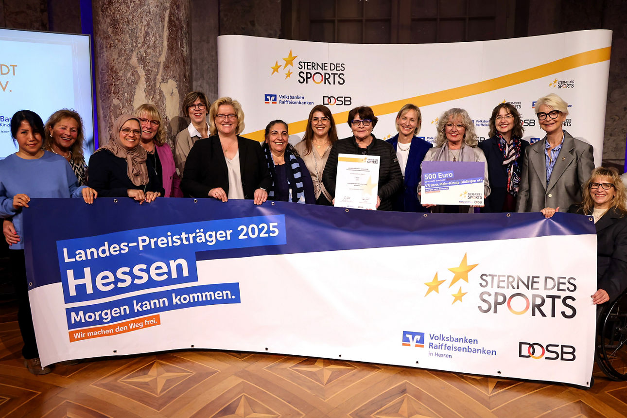 Gruppe von vierzehn Frauen hält Banner „Sterne des Sports – Landes-Preisträger 2025 Hessen“ bei einer Preisverleihung hoch.