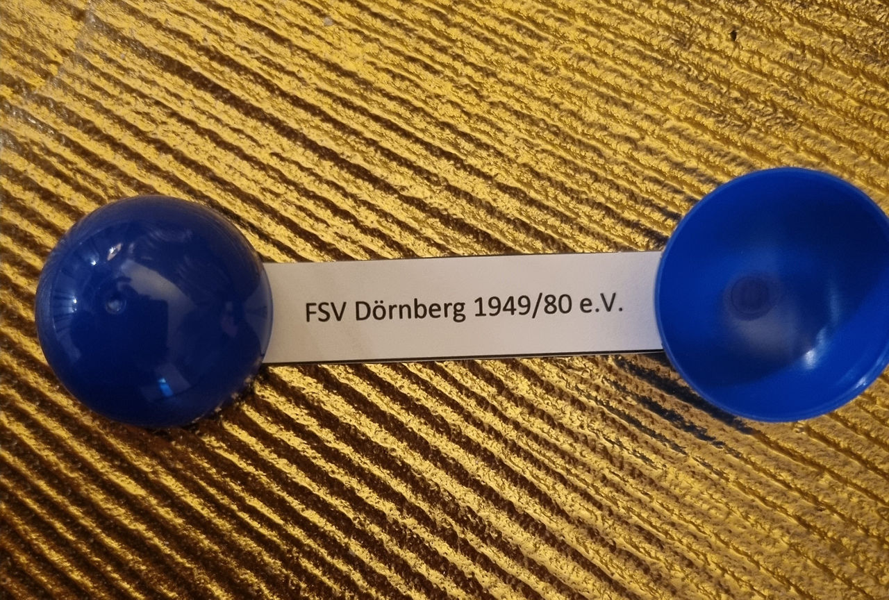 Der Name FSV Dörnberg 1949/80 e. V. steht auf einem Papierschnipsel, der aus einer Loskugel kommt