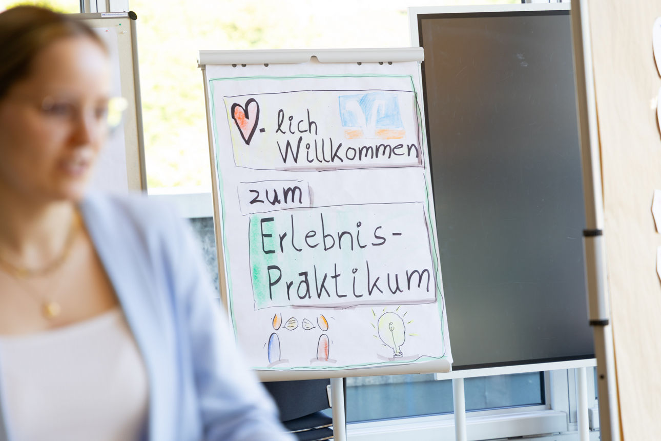 Herzlich willkommen Schild