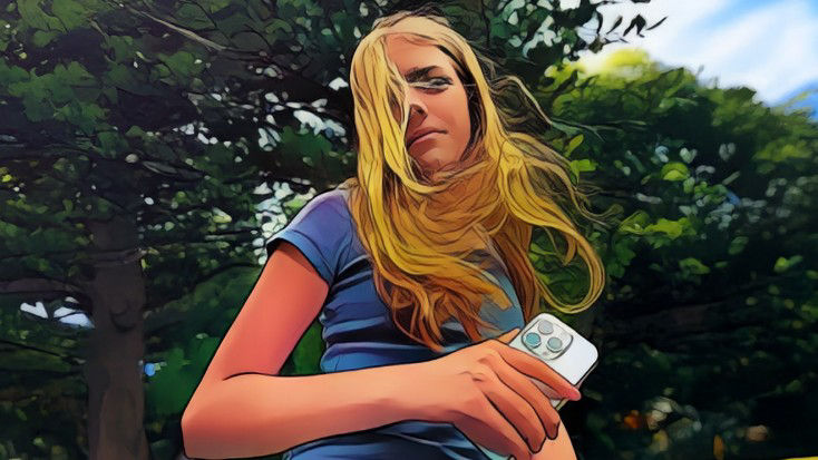 Mädchen hält ihr Handy in der Hand