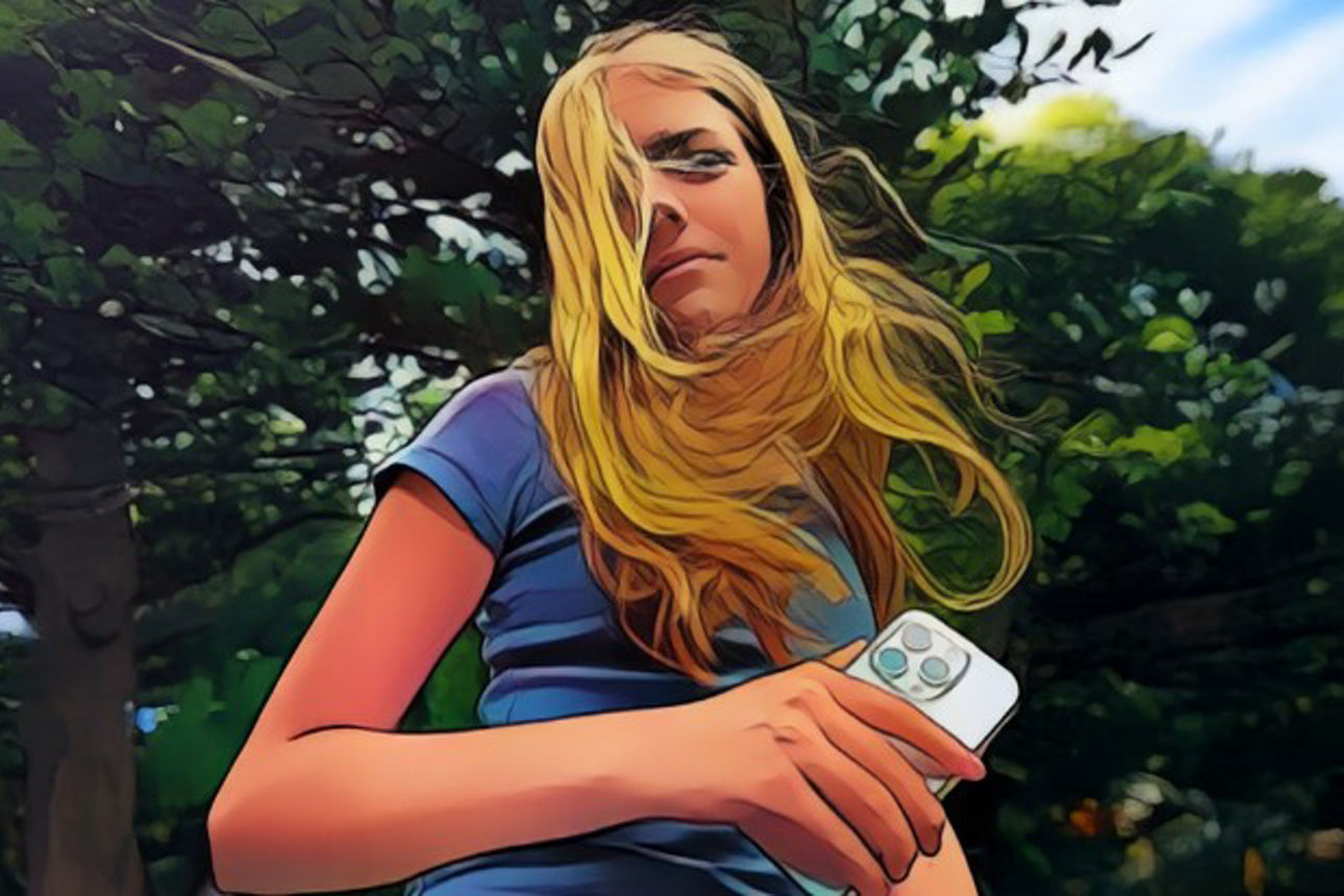 Mädchen hält ihr Handy in der Hand