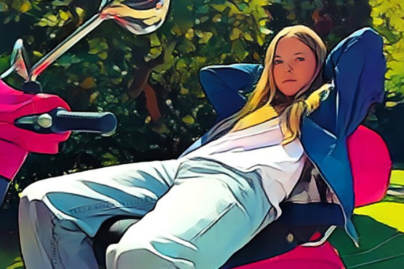 Mädchen chillt auf einer Vespa im Park