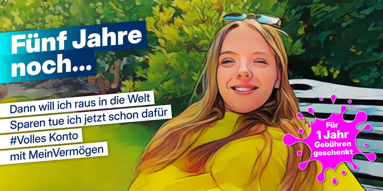 Mädchen lächelt und sitzt auf einem Stuhl
