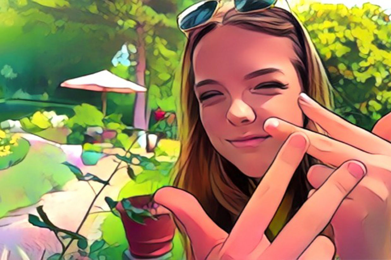 Mädchen zeigt mit beiden Händen die Zahl Drei