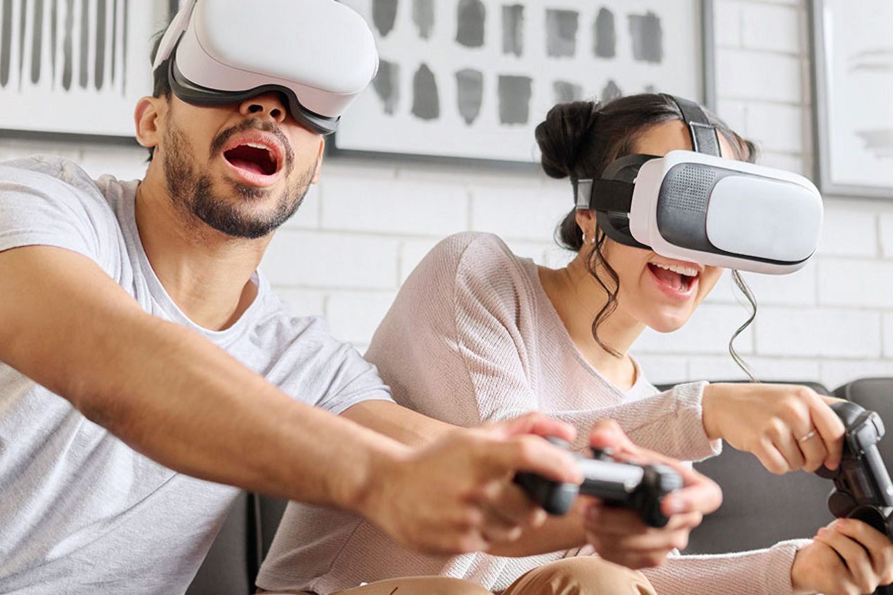 Zwei Personen spielen Videospiele und haben VR-Brillen auf den Augen
