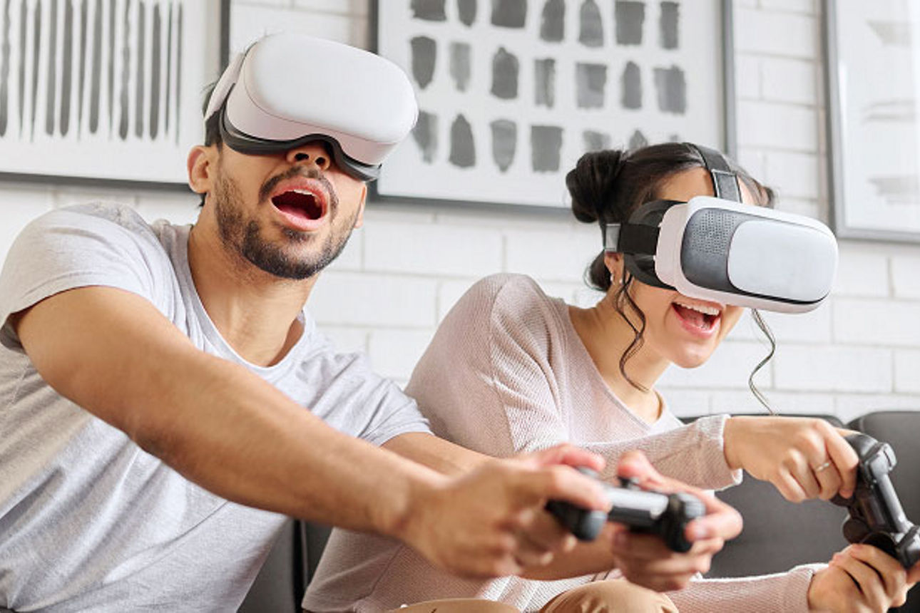 Zwei Personen spielen Videospiele und haben VR-Brillen auf den Augen