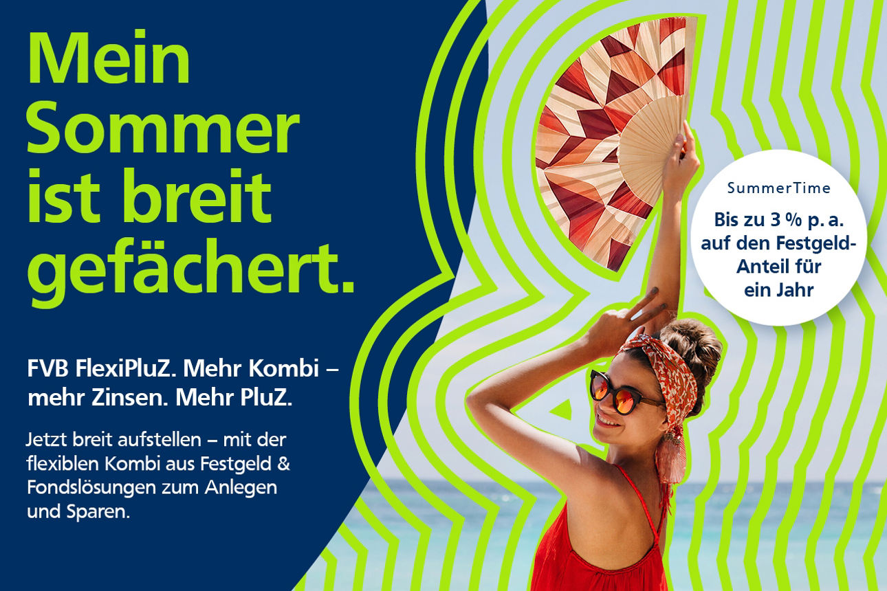 Frau mit Sonnenbrille und Fächer