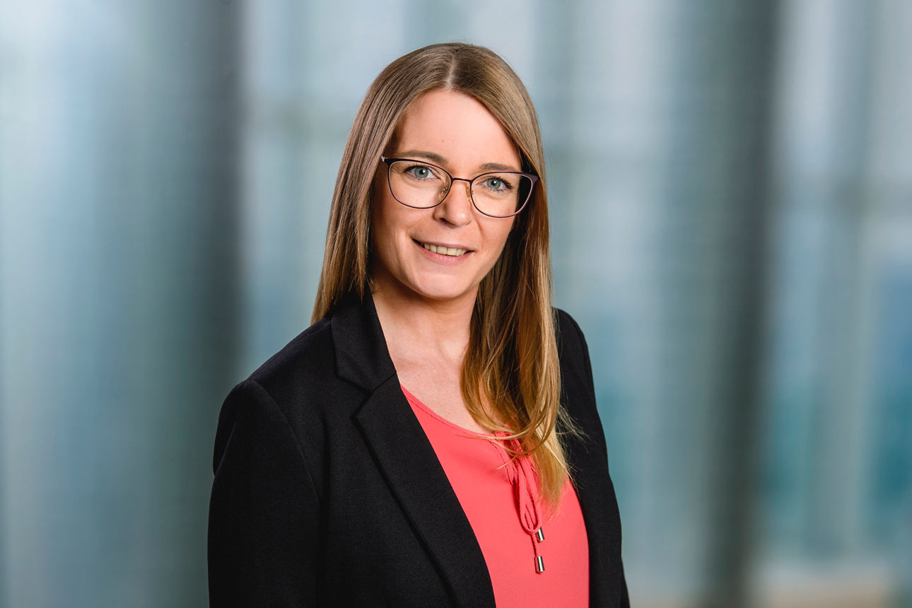 Mitarbeiterin Madeleine Faber lächelt in die Kamera.