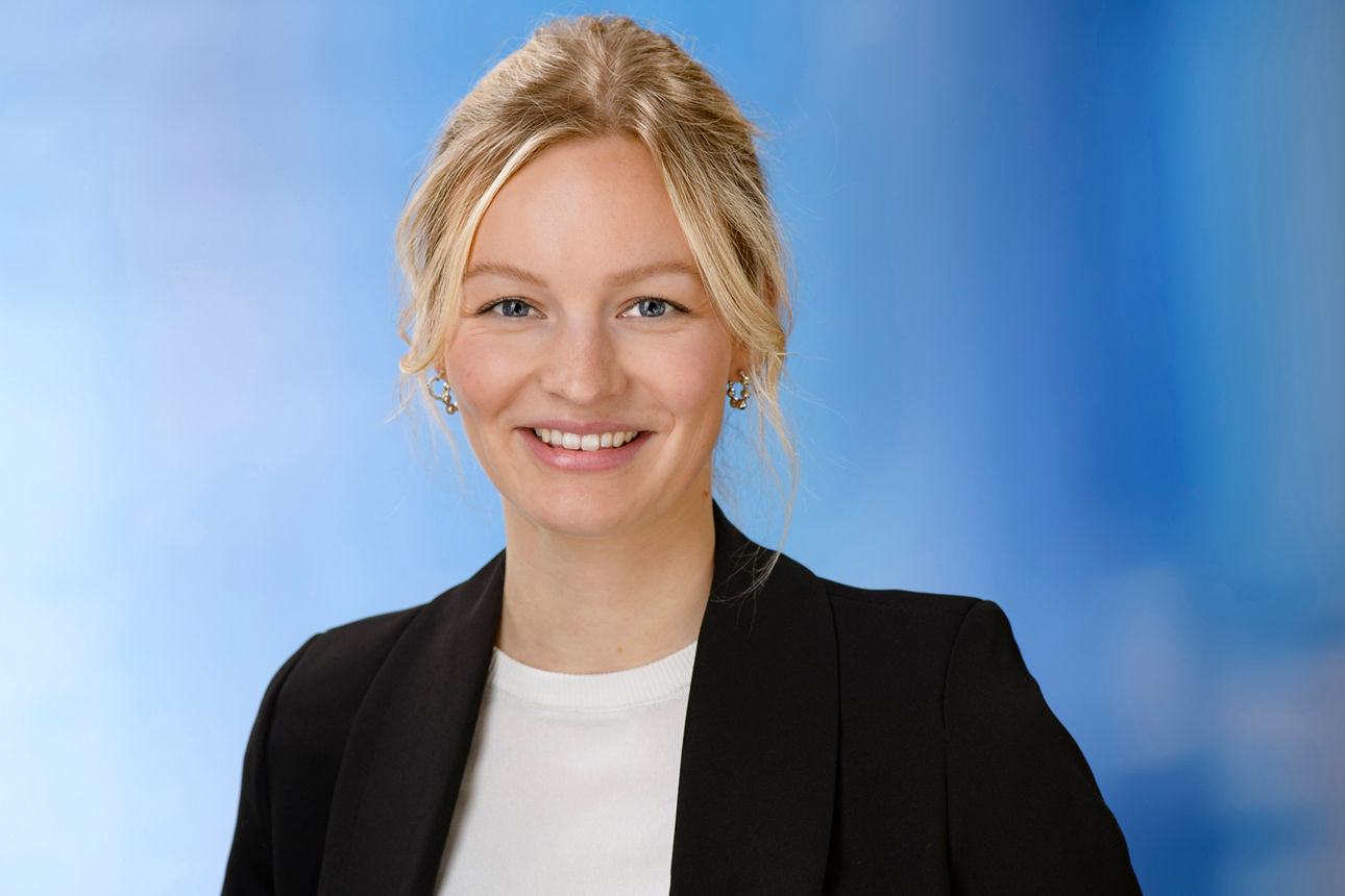 Mitarbeitende lächelt in die Kamera