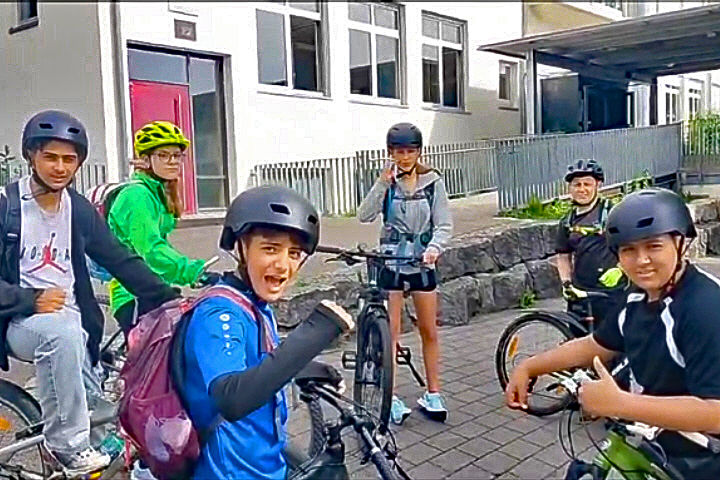 Eine Gruppe Kinder auf den Fahrrädern