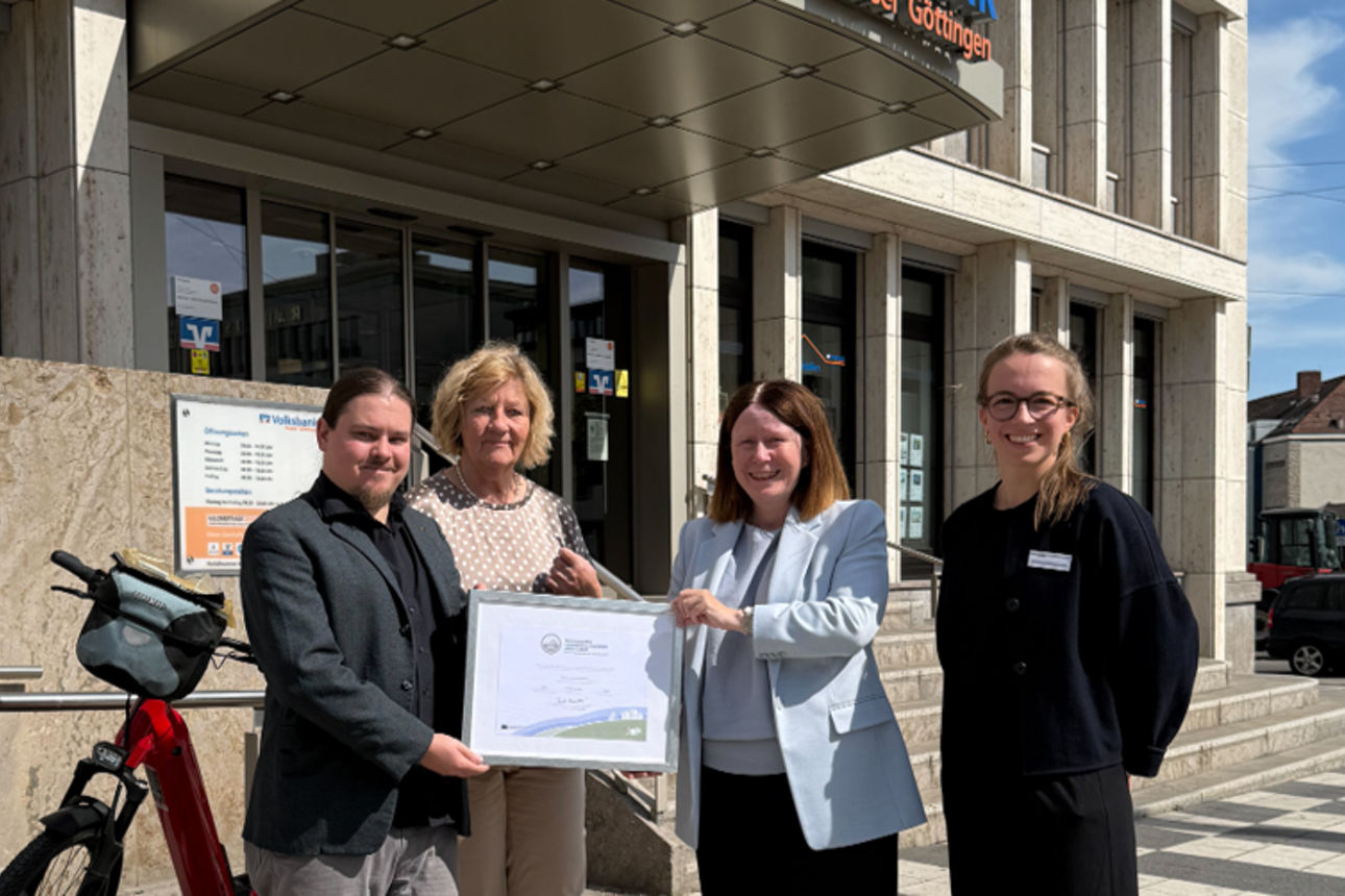 Auszeichnung vor dem Gebäude der Volksbank Kassel Göttingen in Kassel