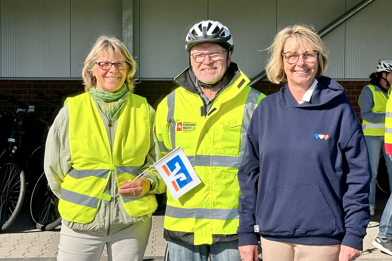 Teilnehmerinnen und Teilnehmer sowie Mitarbeiterin beim Fahrsicherheitstraining der Fehnstiftung